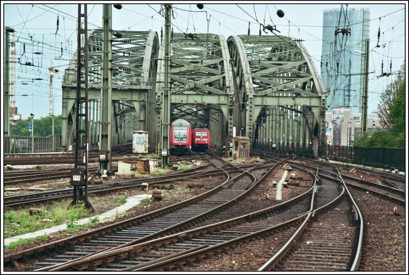 Die 101 017 rollt mit einem Ersatzzug am 27.05.2007 ber die Hohenzollernbrcke zum Klner Hauptbahnhof. Auf dem Nebengleis fhrt ein RE7  RHEIN-MNSTERLAND-EXPRESS  nach Krefeld ein.