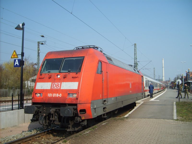 Die 101 018-0 ssteht am 30.3.07 kurz nach dem Lokwechsel in Uelzen. Deshalb ist die Lok auch noch abgebgelt. 