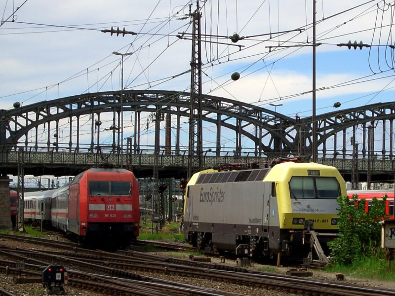 Die 101 020 mit einem IC bei der Einfahrt und die 127 001 steht abgestellt am 04.08.2008 in M�nchen Hbf. 