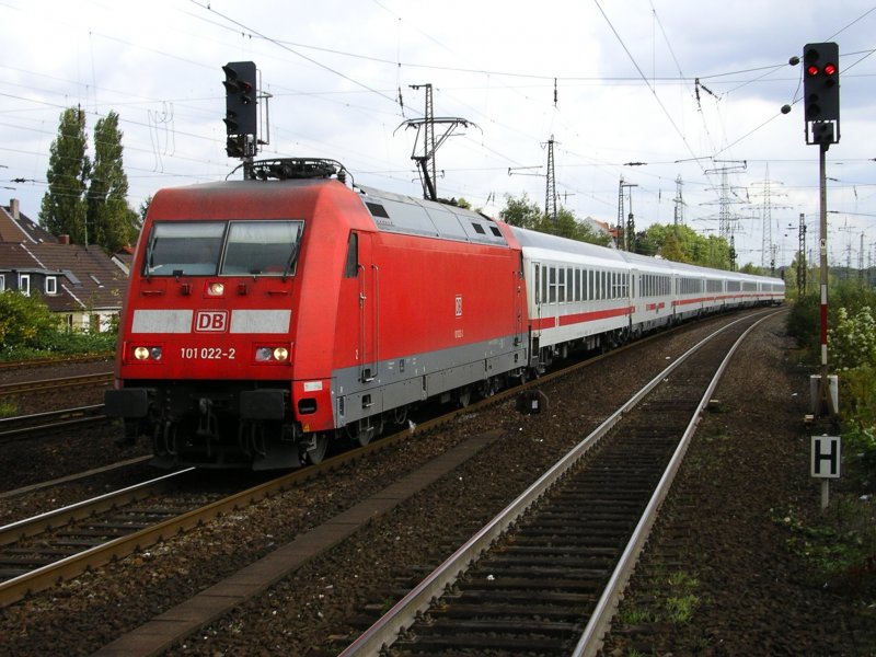 Die 101 022-2 mit IC 434 von Norddeich-Mole nach Luxembourg,
Einfahrt in Gelsenkirchen Hbf.(04.10.2008)