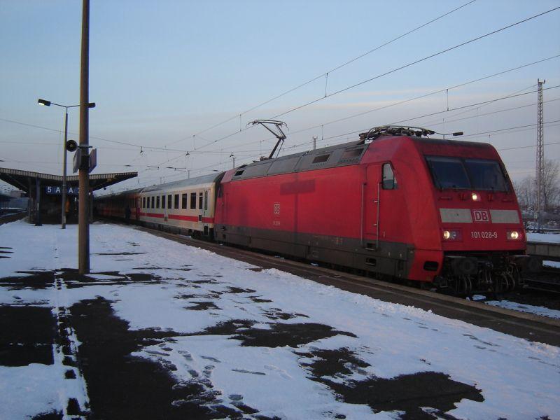 Die 101 028-9 im wunderschnen Bahnhof Schnefeld ;). 