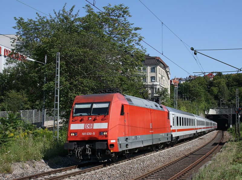 Die 101 030 mit einem IC am 01.08.2009 bei der Durchfahrt in Feuerbach.