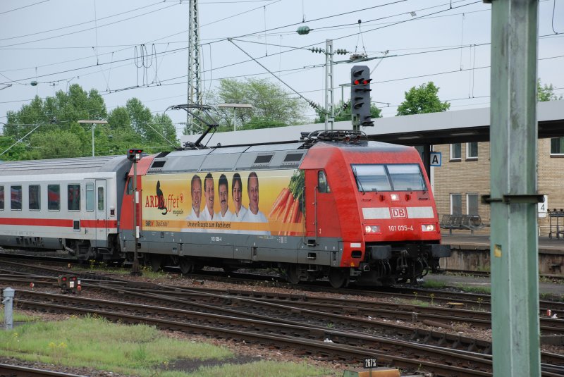 Die 101 035-4 bei der Einfahrt in den Stuttgarter Hbf am frhen Abend des 11.05.2009 