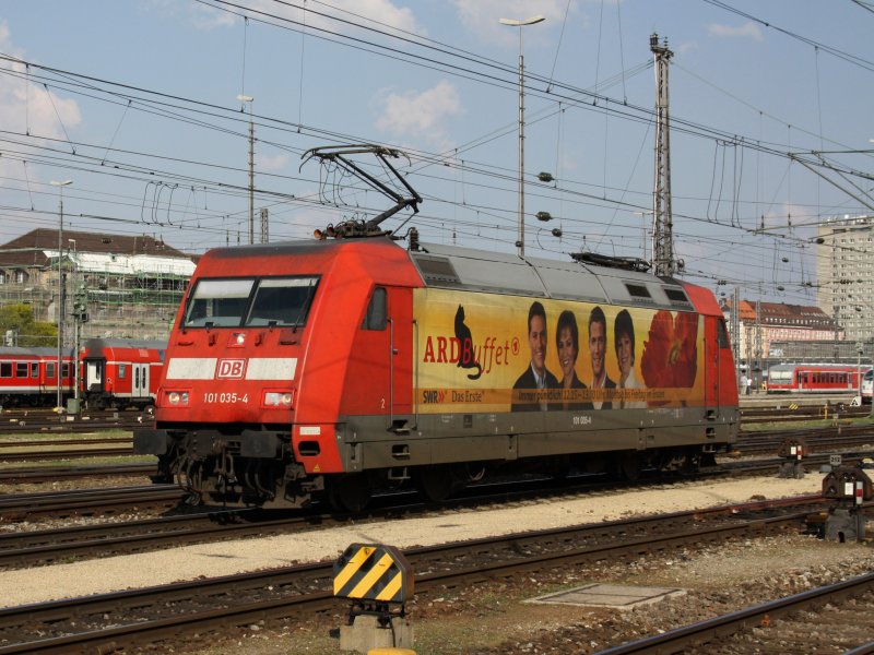 Die 101 035 (ARD Buffet) am 13.04.2009 in Mnchen Hbf. 