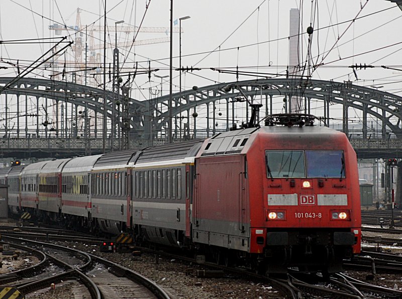 Die 101 043 am 07.01.2009 mit einem ICE Ersatzzug bei der Einfahrt in den Mnchner Hbf. 