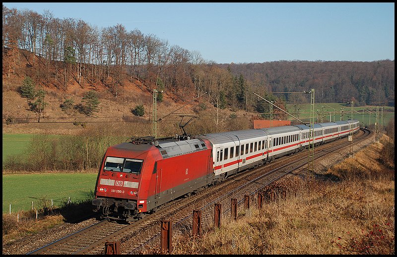 Die 101 050 zieht einen InterCity nach Mnchen Hbf. Aufgenommen am 15.November 2008 bei Urspring.