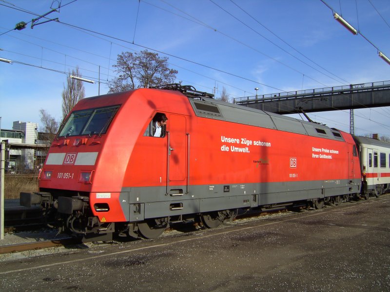 Die 101 051 am 05.02.2008 in Rosenheim mit einem IC und wartet auf Ausfahrt. 
