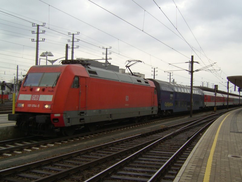 Die 101 054 am 15.03.2008 mit einem CNL bei der Ausfahrt in Linz Hbf. 