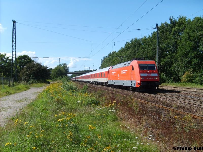 Die 101 058-6 fhrt am 3.8.07 mit einem UEX durch den Bahnhof Radbruch