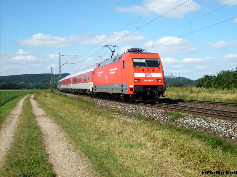 Die 101 058-6 fhrt am 12.8.07 mit dem UEX 13393 durch Burgstemmen