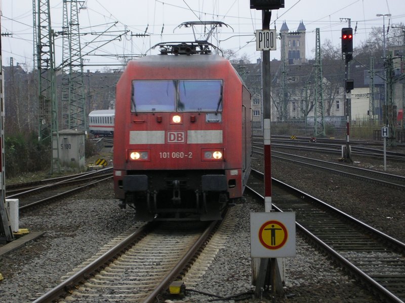 Die 101 060-2 mit IC 1916 Kln - Flensburg bei der Einfahrt in Dsseldorf Hbf.,Gleis 18.(27.01.2008)