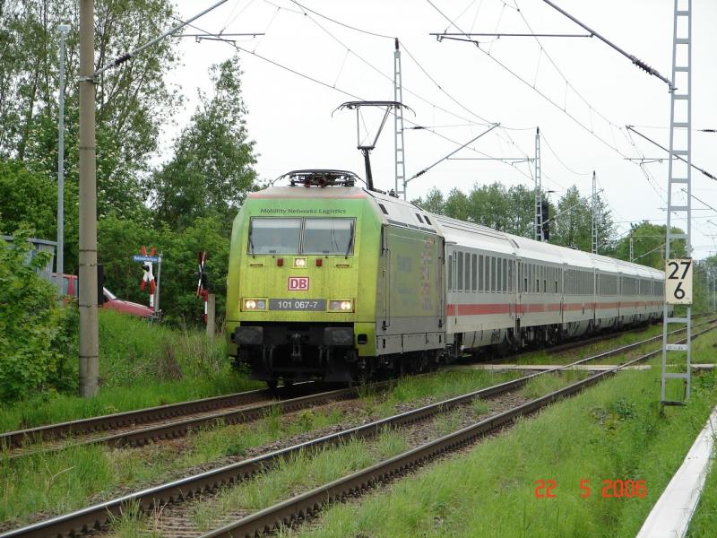 Die 101 067-7  WM-Lok  als IC 2374 Arkona kurz vor dem nchsten Halt in Rostock Hbf. Aufgenommen am 22.5.06