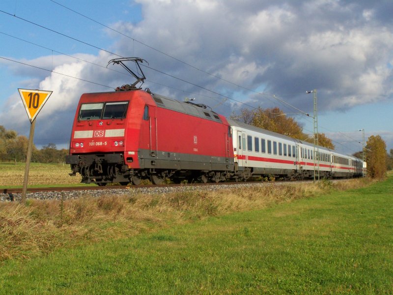 Die 101 068-5 ist am 18.Oktober 2007 mit einem InterCity IC von Karlsruhe Hbf nach Nrnberg Hbf unterwegs. Aufgenommen zwischen Mgglingen(Gmnd) und Aalen.