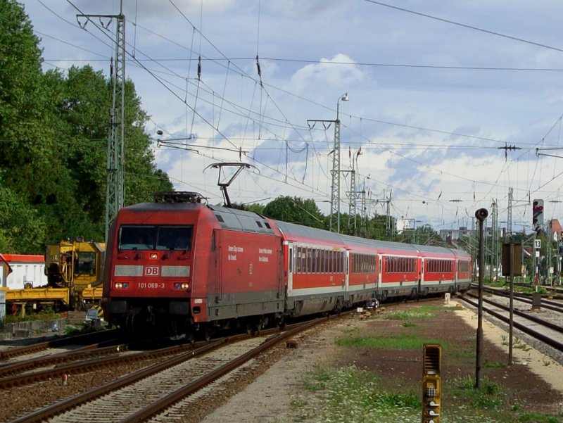 Die 101 069 am 04.08.2008 mit dem Mnchen Nrnberg-Express bei der Einfahrt in den Ingolstdter Hbf. 
