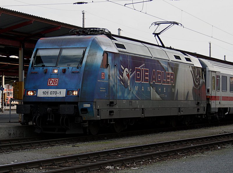 Die 101 070 (Adler Mannheim) am 28.03.2009 mit einem IC bei der Ausfahrt aus dem Salzburger Hbf. 