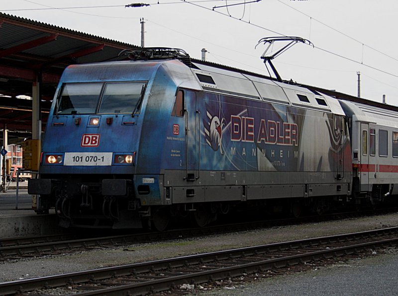 Die 101 070 (Adler Mannheim) am 28.03.2009 mit einem IC bei der Ausfahrt aus dem Salzburger Hbf. 
