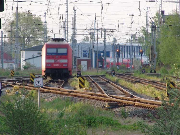 Die 101 071-9 abgestellt im Bahnhof Rostock.Rechts im Hintergrund das BW Rostock Hbf.(14.05.05)
