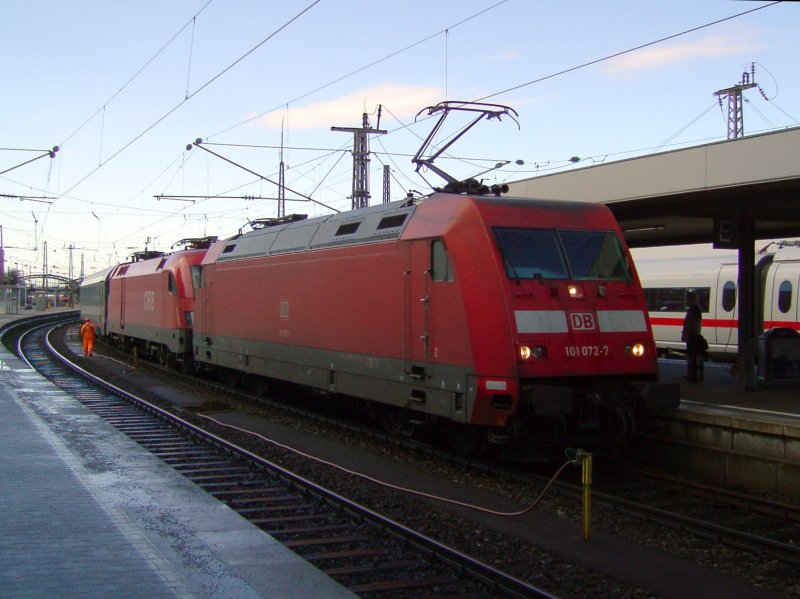 Die 101 072 und die 1116 047 am 06.02.2008 mit dem EC 114 „Wrtersee“ bei der Einfahrt auf Gleis 12 in Mnchen Hbf. 
