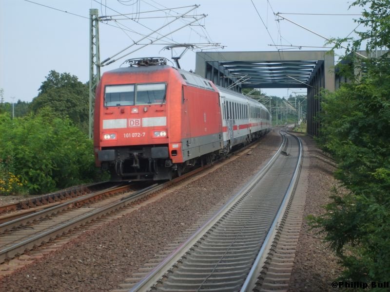 Die 101 072-7 fhrt am 4.8.07 zusammen mit einem IC in den Bahnhof Celle ein