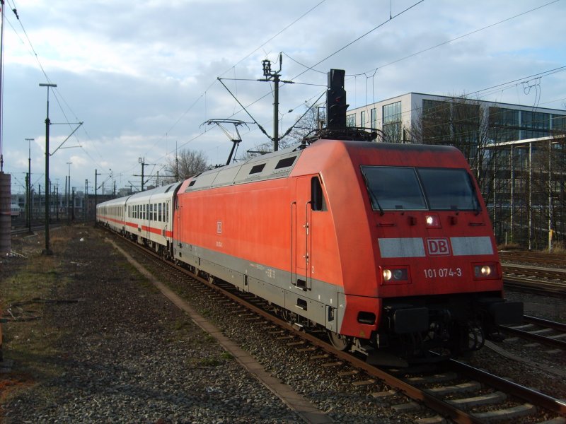 Die 101 074-3 fhrt am 10.4.07 mit einem IC in Hannover ein. Auffllig ist, dass hinter der Lok erst ein Steuerwagen ist bevor der  eigentliche Zug  beginnt. Der Steuerwagen fuhr verschlossen mit, hinten war aber ein Steuerwagen.
