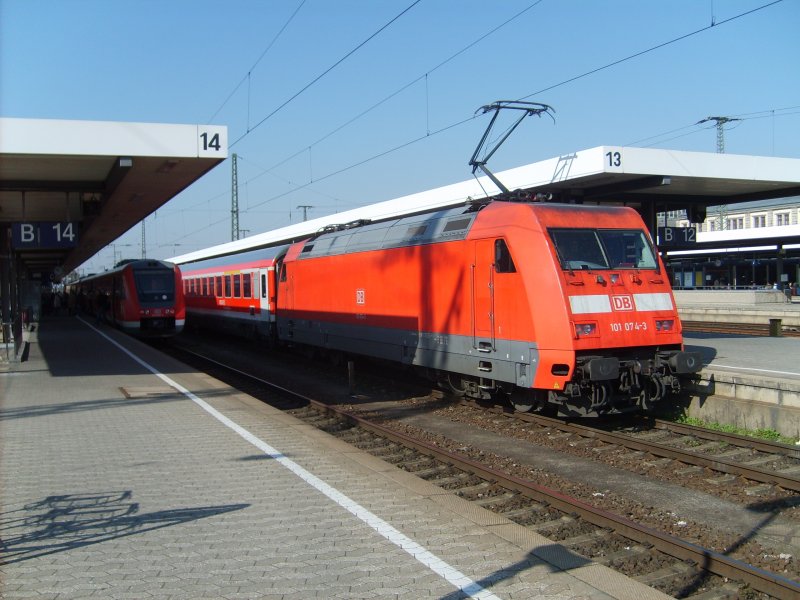 Die 101 074-3 steht am 28.3.07 mit dem Mnchen-Nrnberg-Express in Nrnberg Hbf, daneben wartet der Franken-Sachsen-Express auf Abfahrt.