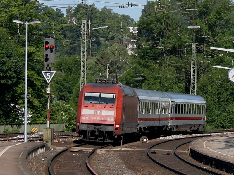 Die 101 077 mit den Kurswagen fr den IC Rottalerland am 23.05.2009 bei der Durchfahrt in Vilshofen.