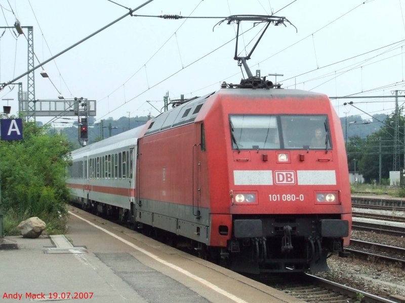 Die 101 080 fhrt mit einem IC aus Richtung Mnchen in den Bahnhof Plochingen ein. (19.07.2007)