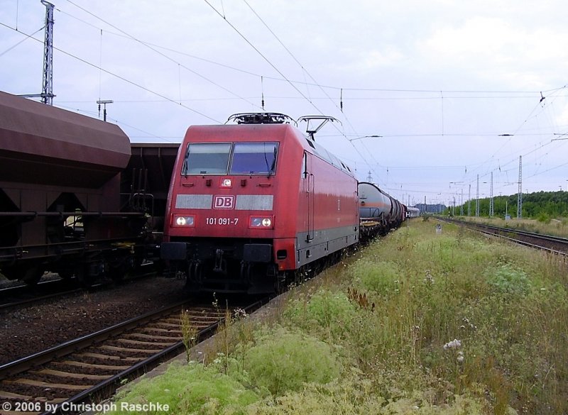 Die 101 091-7 mit einem Gterzug in Angersdorf zur Weiterfahrt nach Halle (Saale), in Angersdorf am 01.08.06.