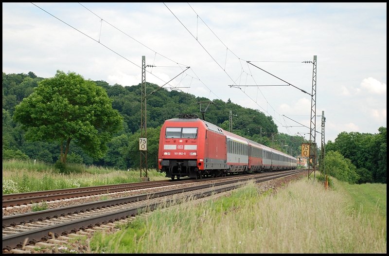 Die 101 092 war am 14.Juni 2008 mit dem EC 144  Wrthersee  (Klagenfurt-Dortmund Hbf) von Mnchen Hbf bis Stuttgart Hbf unterwegs. In Mnchen und Stuttgart werden die Loks planmig getauscht. Aufgenommen bei Halzhausen.