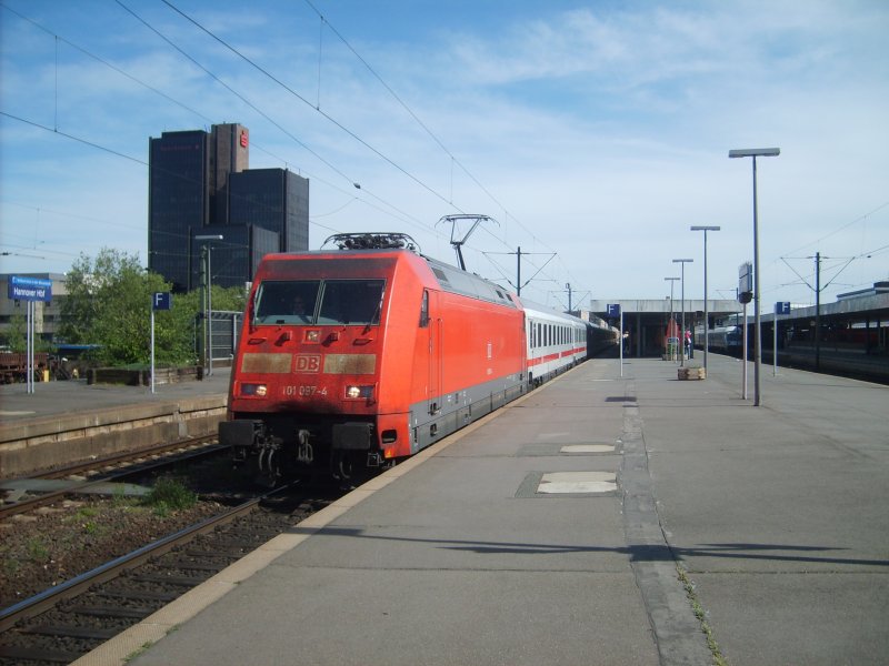 Die 101 097-4 verlsst am 5.5.07 mit eingeschaltem Fernlicht den Hbf von Hannover.