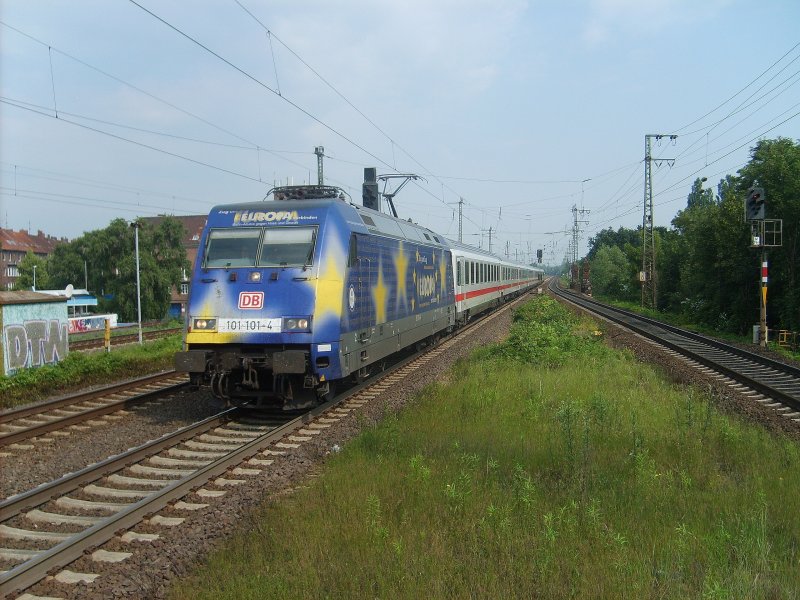 Die 101 101-4 durchfhrt am 10.06.07 mit IC 2279 den Bahnhof Hannover-Bismarkstrae in Richtung Sden.