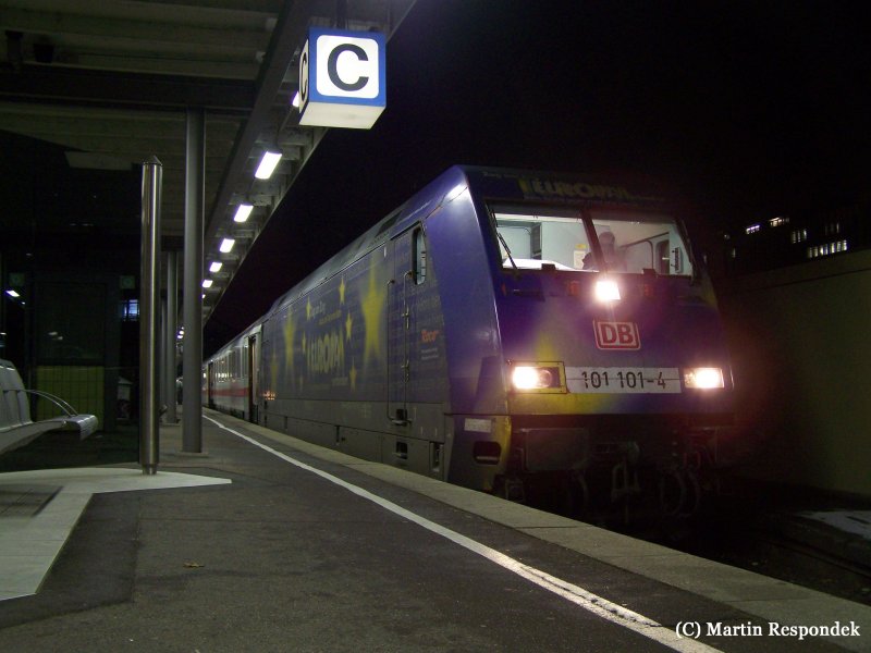 Die 101 101-4  Europa  stand am 27.Dezember 2007 im Stuttgarter Hbf zur Abfahrt bereit.