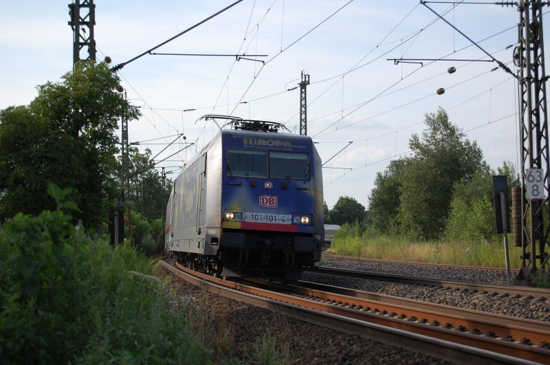 Die 101 101-4 mit ihrem IC am 17.7.09 vor dem Bahnhof Rosenheim.