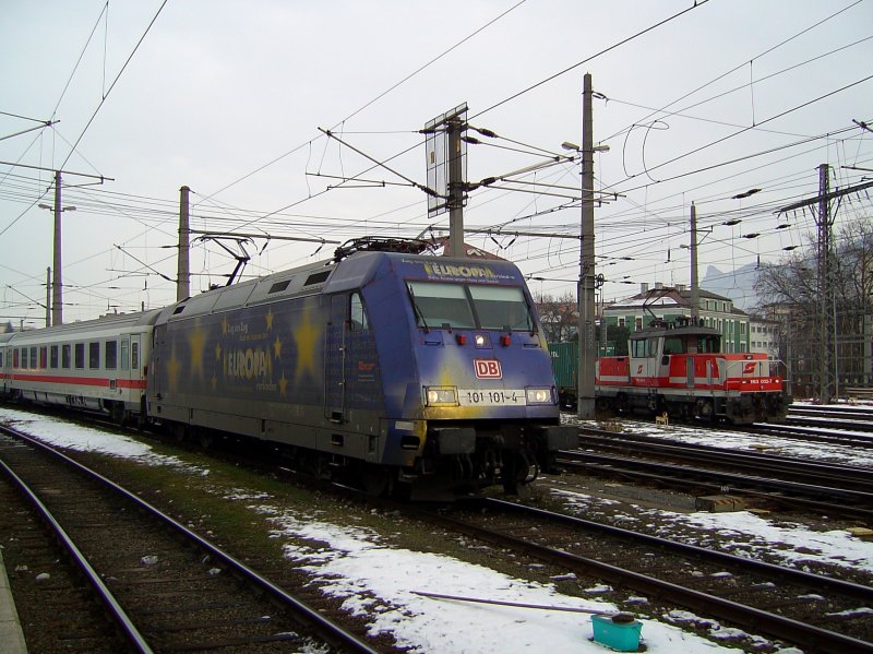 Die 101 101 (Europa) mit einem IC in Salzburg Hbf am 05.01.2008 und im ...