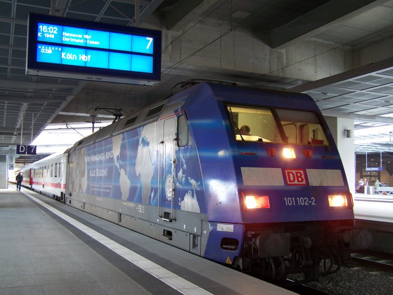 Die 101 102-2 fuhr am 28.Oktober 2007 mit IC 1948 nach Kln Hbf. Aufgenommen im Bahnhof Berlin-Sdkreuz.