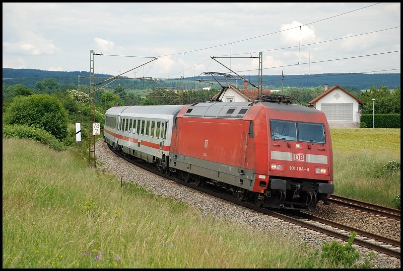 Die 101 104 ist mit einem Intercity in Richtung Mnchen Hbf unterwegs. Der nchste Halt war Ulm Hbf. Aufgenommen am 14.Juni 2008 bei Vorderdenkental.
