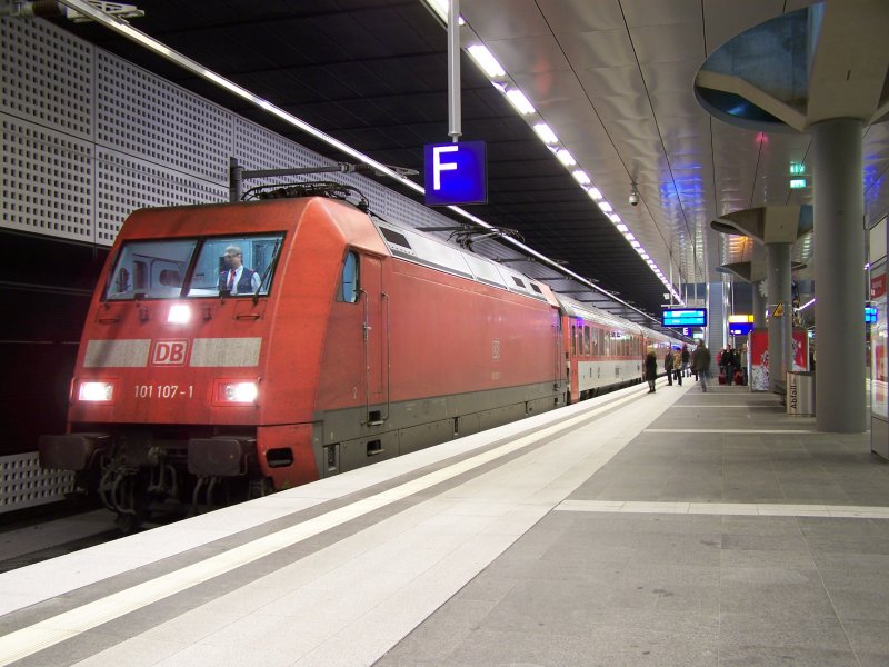 Die 101 107-1 fuhr am 29.Oktober 2007 mit dem EC 370 nach Aarhus via. Hamburg Hbf und Neumnster. Hier aufgenommen  im Bahnhof Berlin Hbf (tief).