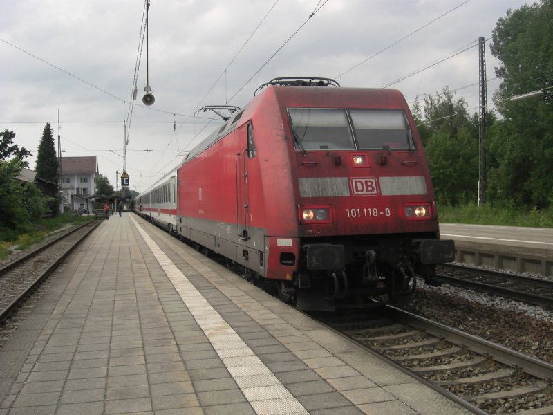 Die 101 118-8 beim Halt in Prien am Chiemsee. Aufgenommen am 4. Juni 2009. Der Zug befand sich auf dem Weg nach Klagenfurt.