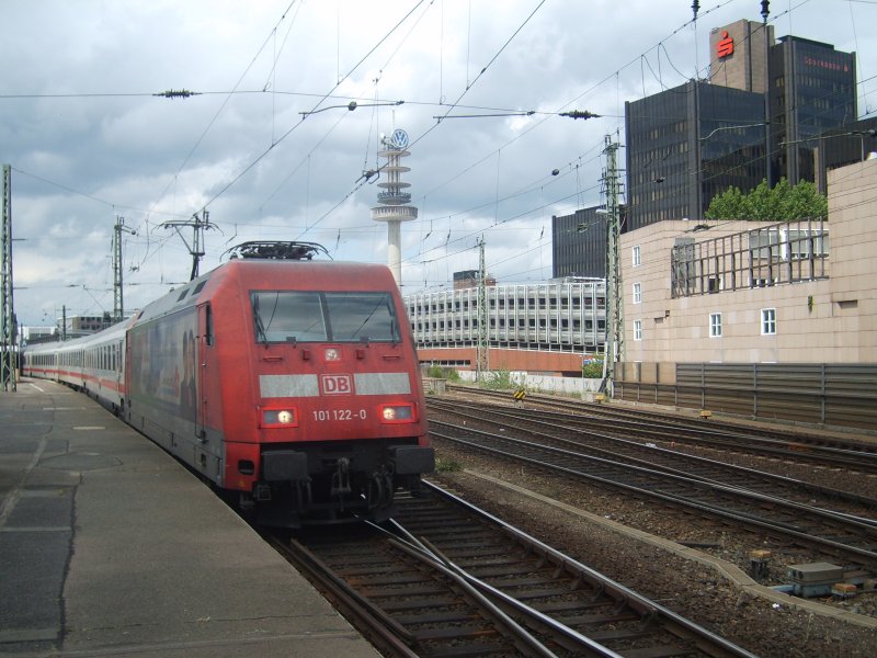 Die 101 122-0 verlsst am 27.5.07 mit eingeschaltetem Fernlicht den Hbf von Hannover.