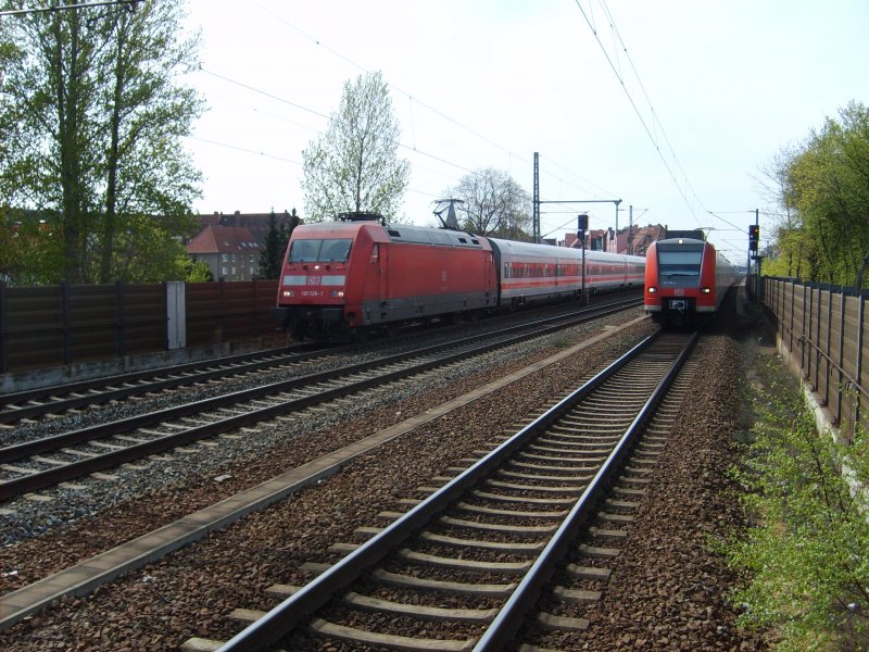 Die 101 126-1 fhrt am 13.4.07 mit einer Ex-Metropolitangarnitur durch Hannover-Kleefeld als IC 1818 an einer BR 424 als S3 vorbei