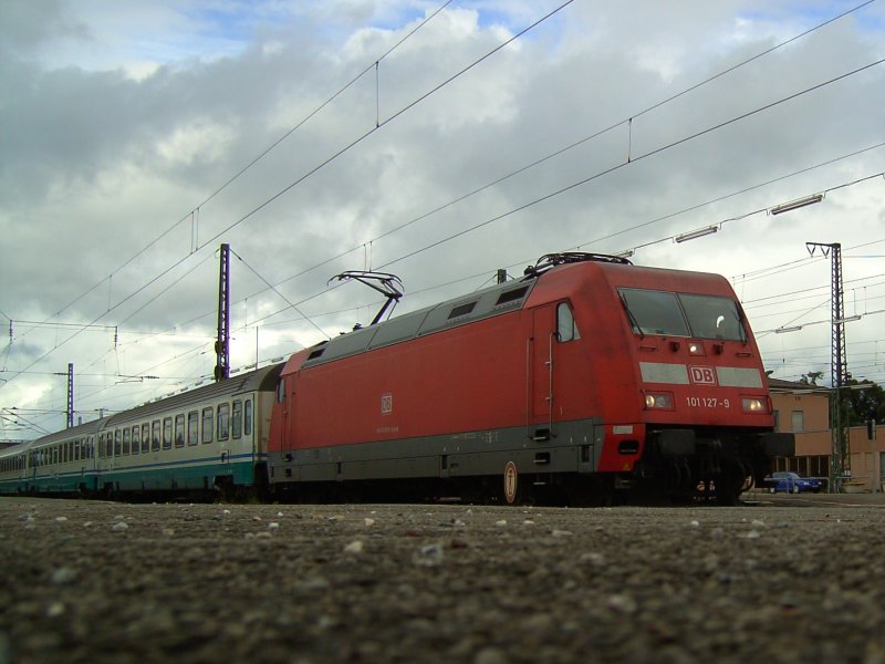 Die 101 127 wartet am 23.08.2008 mit ihrem IC auf Gleis 5 in Rasenheim auf Ausfahrt. 