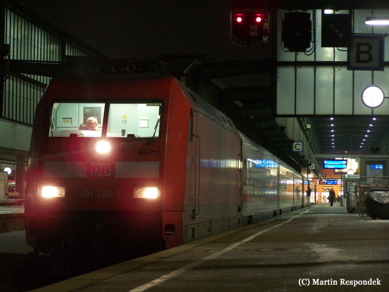 Die 101 130-3 stand am 27.Dezember 2007 mit dem Metropolitan im Bahnhof Stuttgart Hbf.