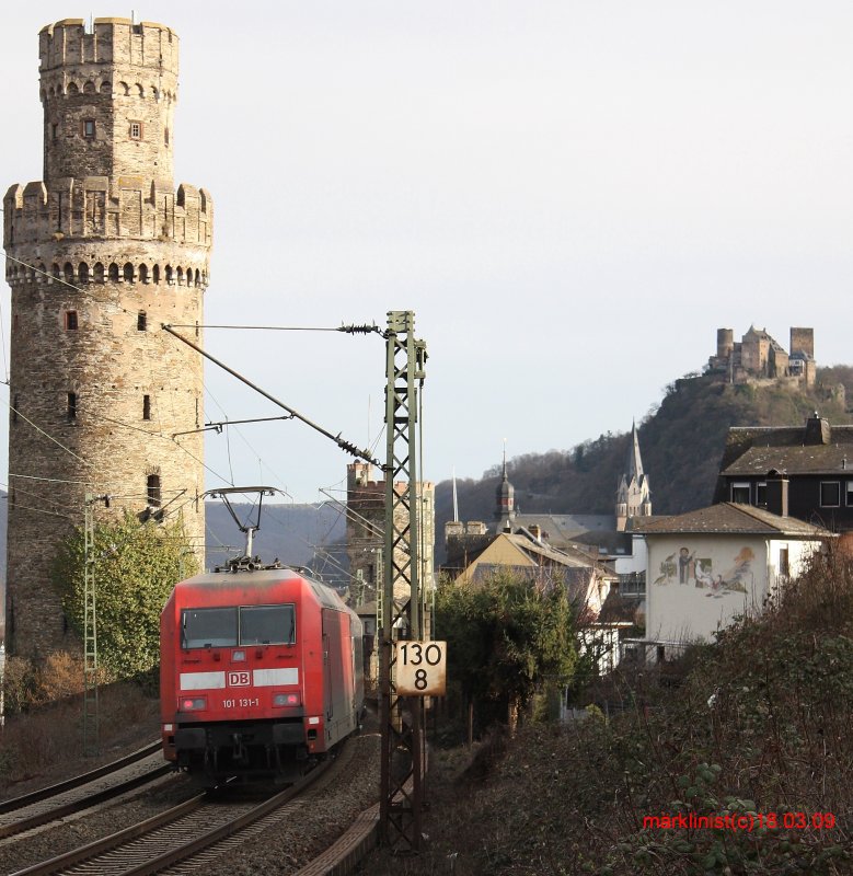 Die 101 131-1 als Schublok bringt den IC 1119 nach Stuttgart. Am 18.03.09 bei Oberwesel, KBS 471. Im Hintergrund befindet sich die Schnburg. Das Obere Mittelrheintal zhlt zum Weltkulturerbe der UNESCO.