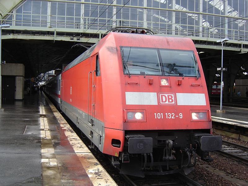 Die 101 132-9 mit Fernlicht ist gerade aus Mnster angekommen. (26.03.06)