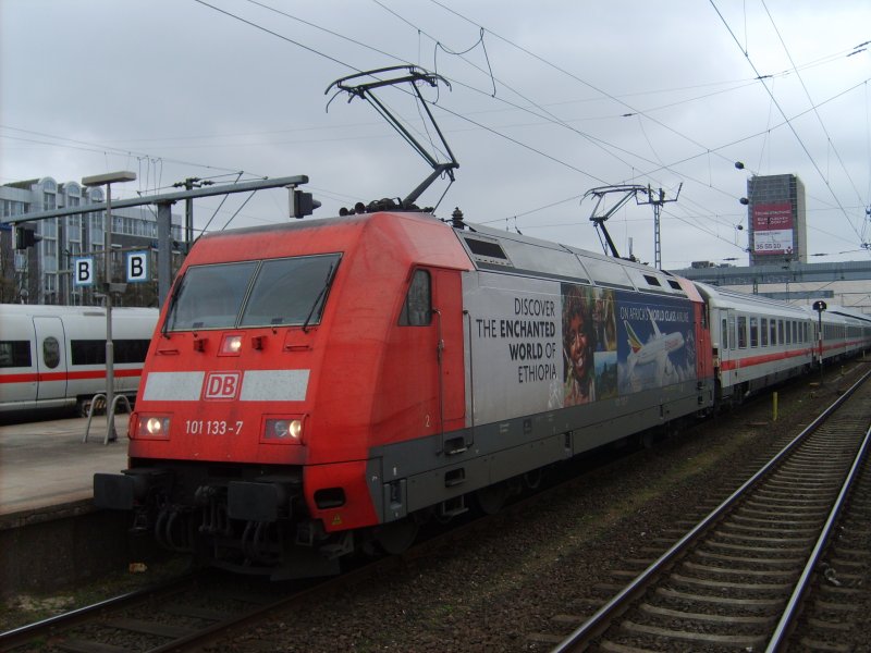 Die 101 133 steht am 5.4.07 mit einem IC in Hamburg-Altona