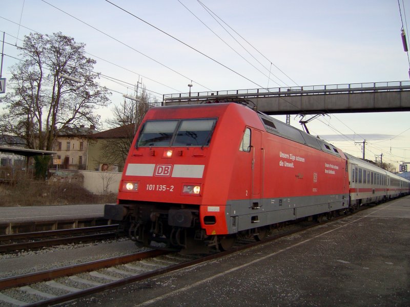 Die 101 135 am 05.02.2008 mit einem IC in Rosenheim. 