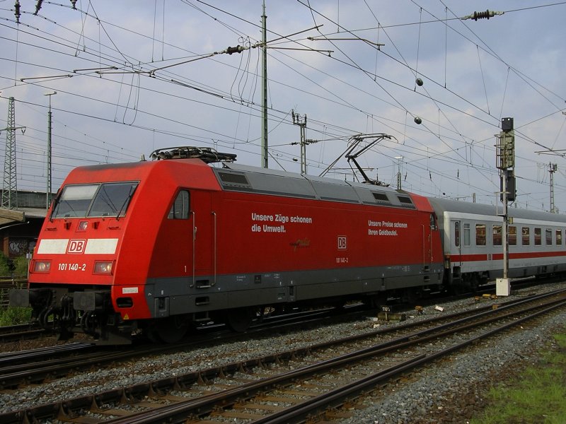 Die 101 140-2 mit IC 2150 aus Leipzig nach D�sseldorf ist einer der Fernz�ge die in Dortmund Hbf �ber Wanne Eickel nach Essen umgeleitet wurden,wegen Oberleitungsschaden zwischen Wattenscheid und Essen.(25.04.2008) 