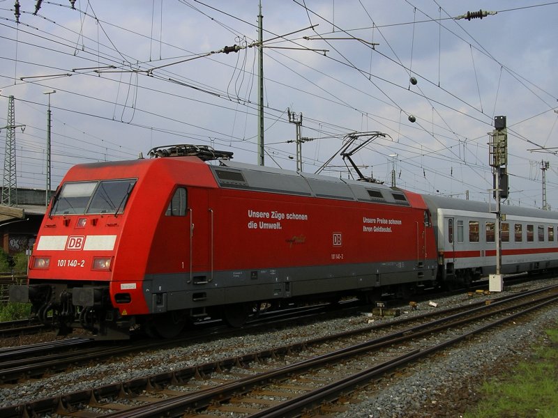 Die 101 140-2 mit IC 2150 aus Leipzig nach Dsseldorf ist einer der Fernzge die in Dortmund Hbf ber Wanne Eickel nach Essen umgeleitet wurden,wegen Oberleitungsschaden zwischen Wattenscheid und Essen.(25.04.2008) 