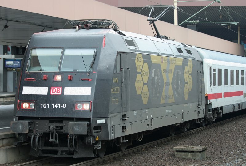 Die 101 141-0, die langsam ihre Beklebung verliert, zieht einen IC in Dsseldorf HBF am 11.08.2009