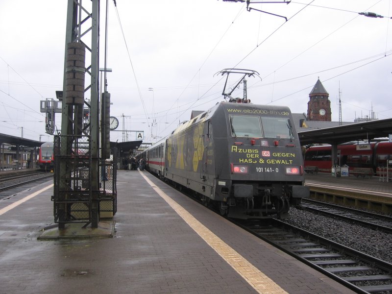 Die 101-141  Azubis der DB gegen Hass und Gewalt  steht am 18.03.07 am Gieener Bahnhof als Schublok fr den IC 2373 nach Stralsund (siehe auch Bild 92446)